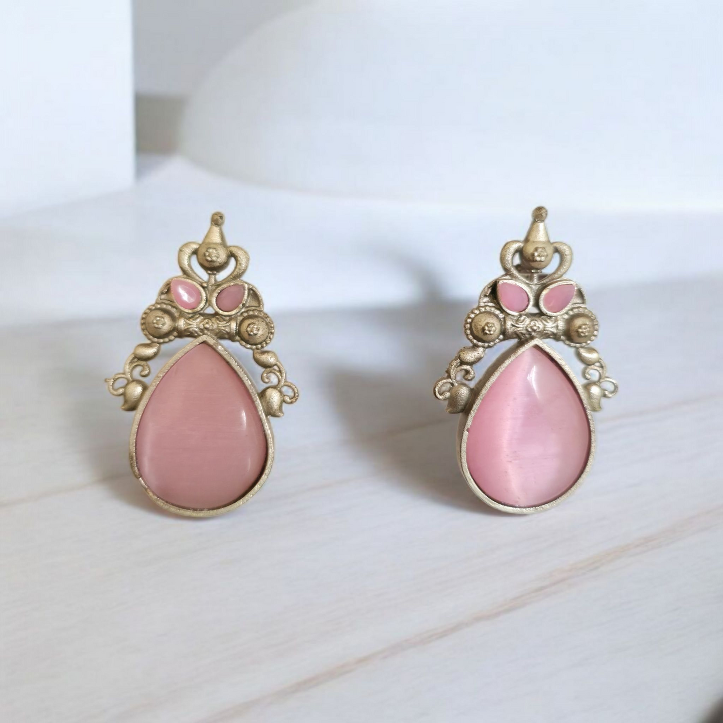 VINTAGE MONALISA STONE DROP EARRING