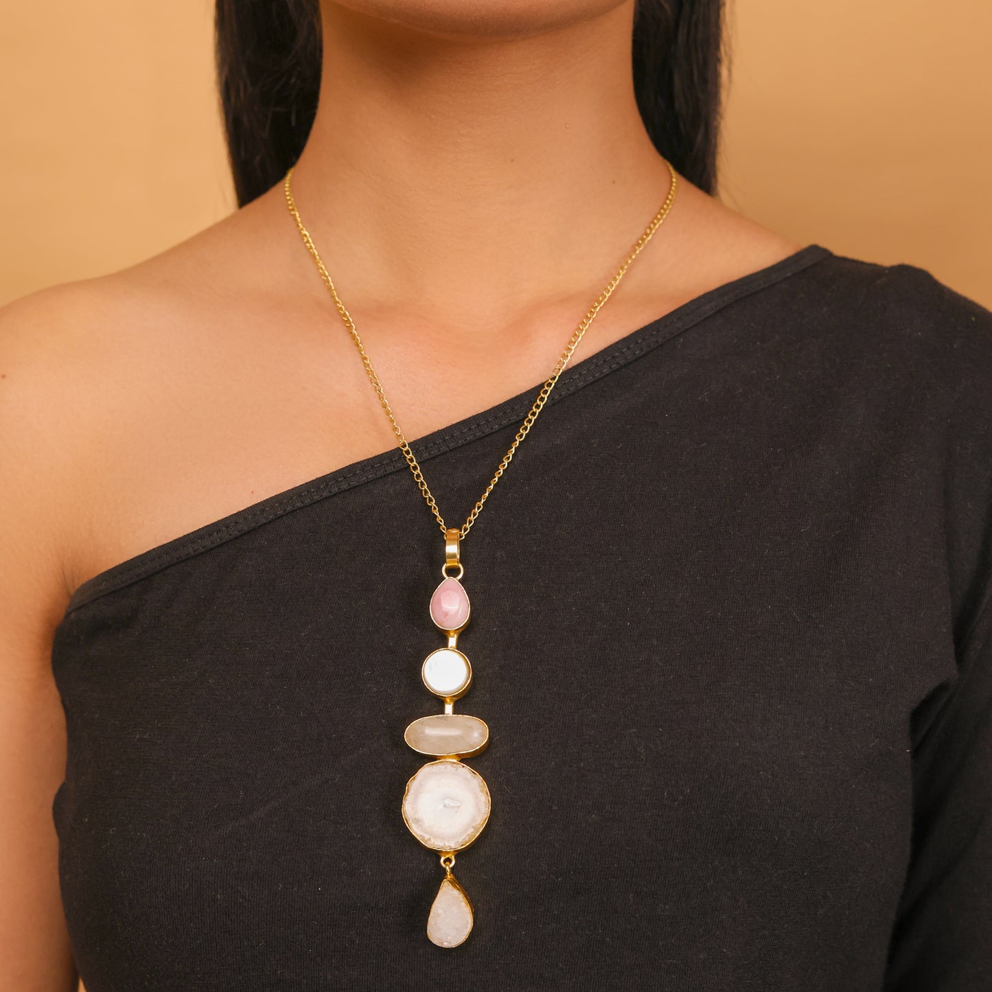 NATURAL STONE ROSE AND CLEAR QUATZ PENDENT NECKPIECE