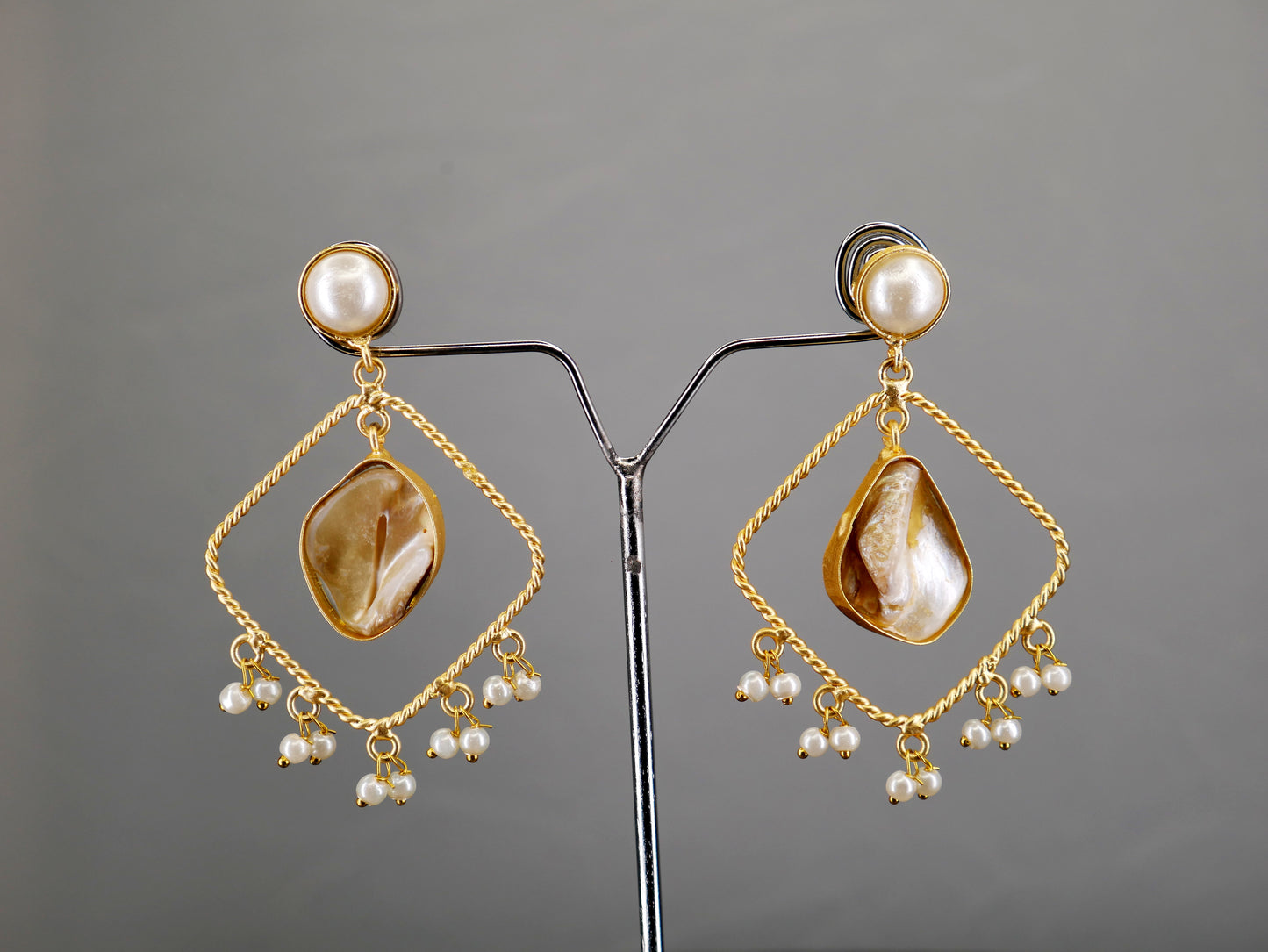 RAW MOP GOLDEN BRASS PEARL DANGLER
