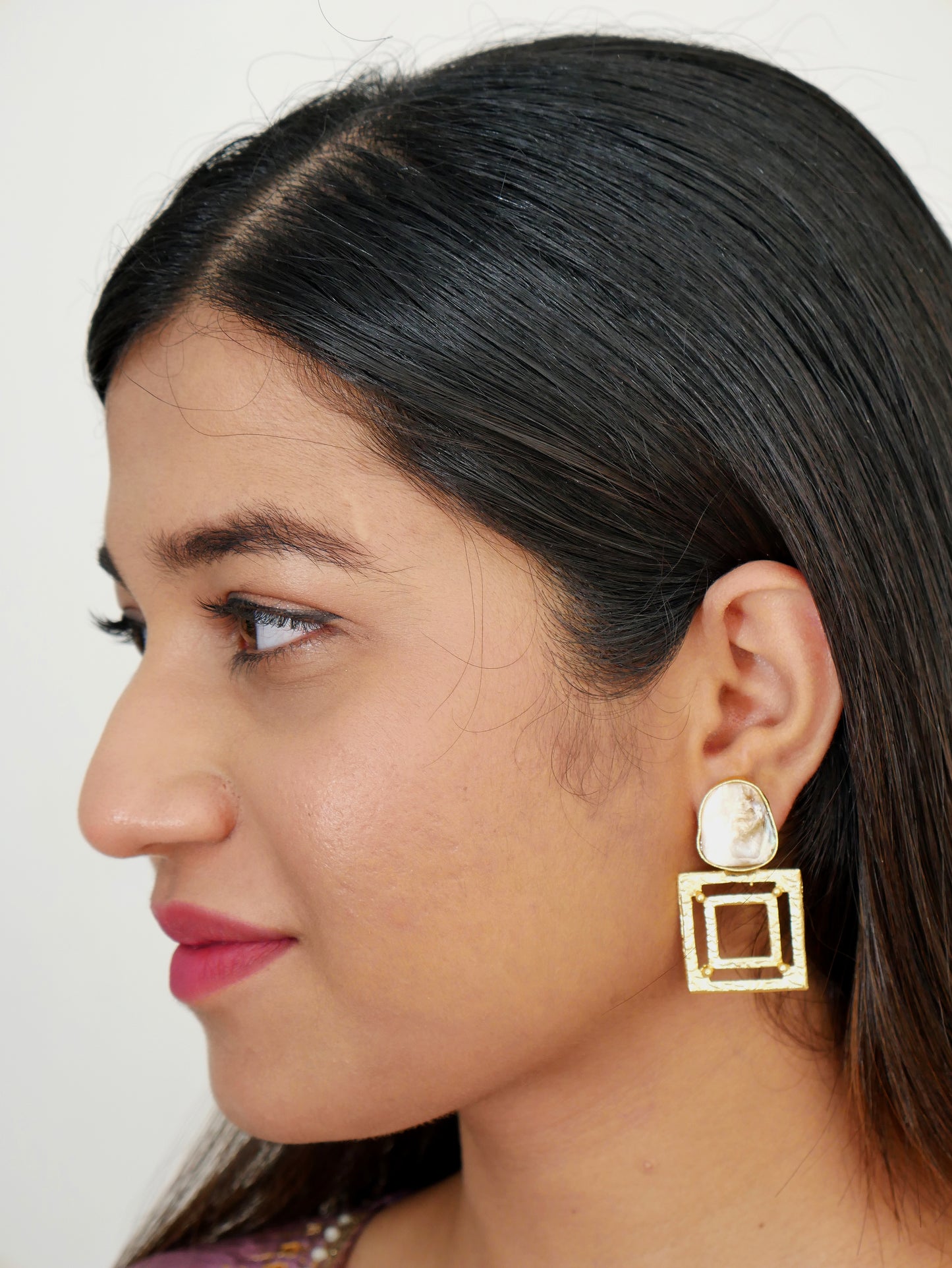 RAW MOTHER OF PEARL SYMETRIC STUD