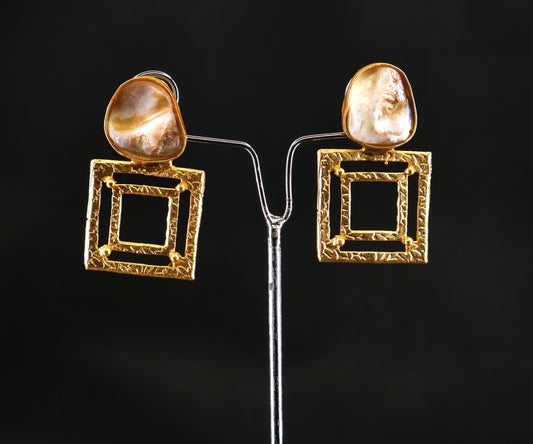 RAW MOTHER OF PEARL SYMETRIC STUD