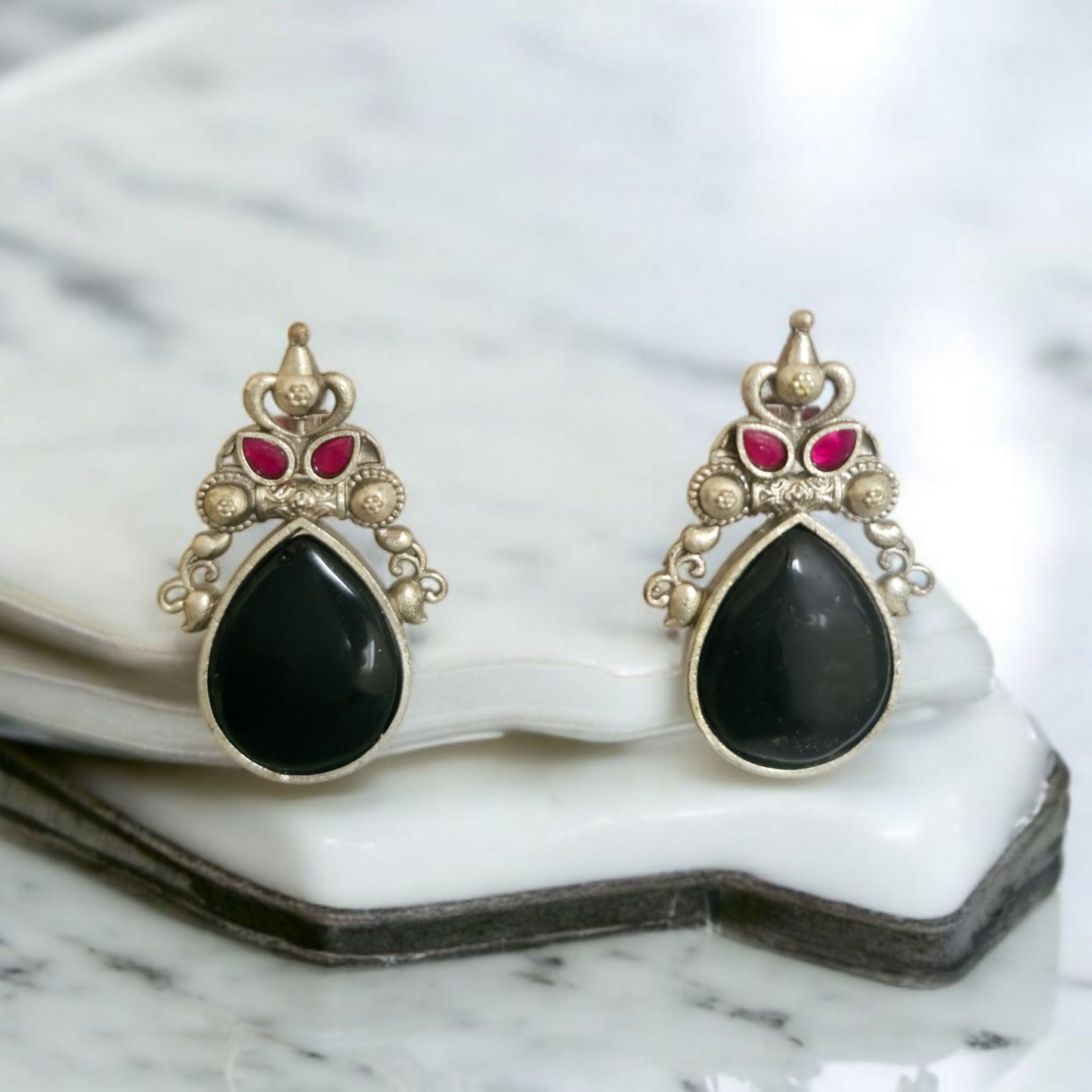 VINTAGE MONALISA STONE DROP EARRING