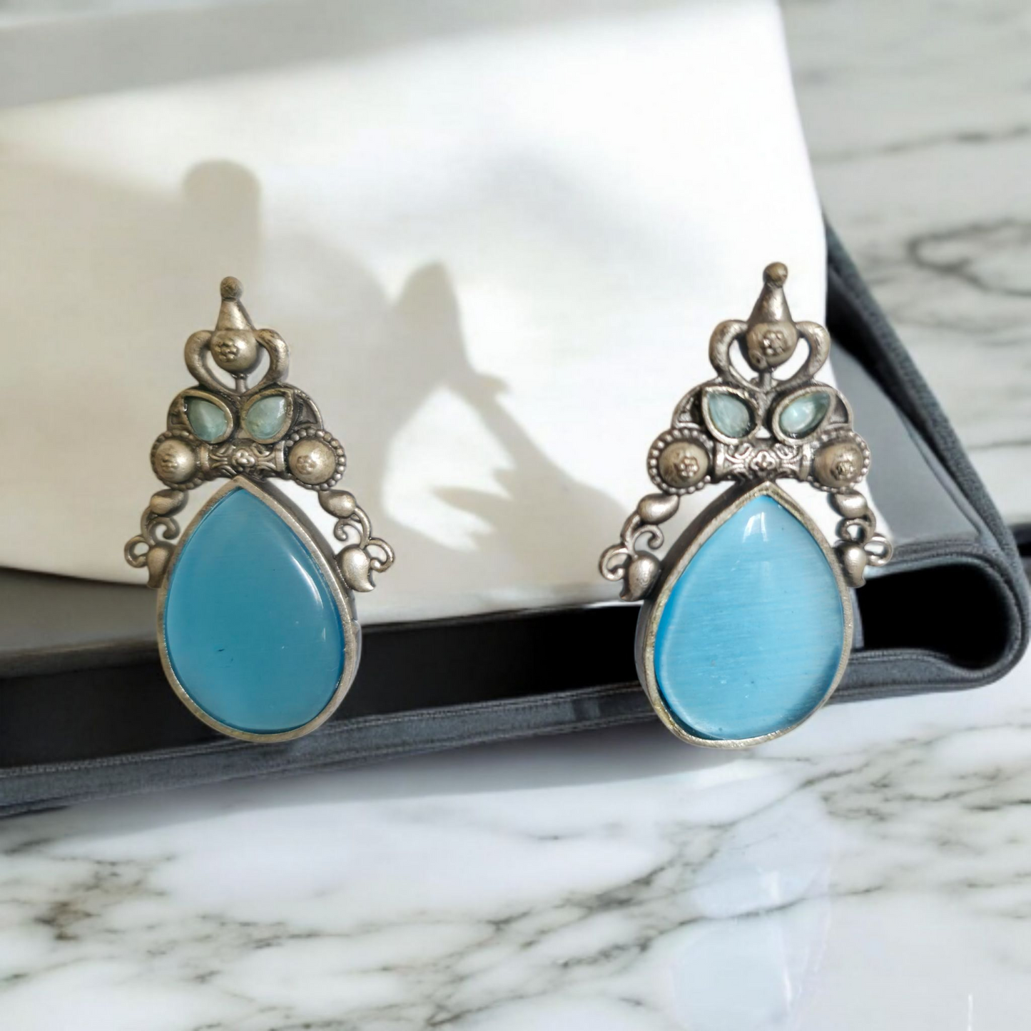 VINTAGE MONALISA STONE DROP EARRING