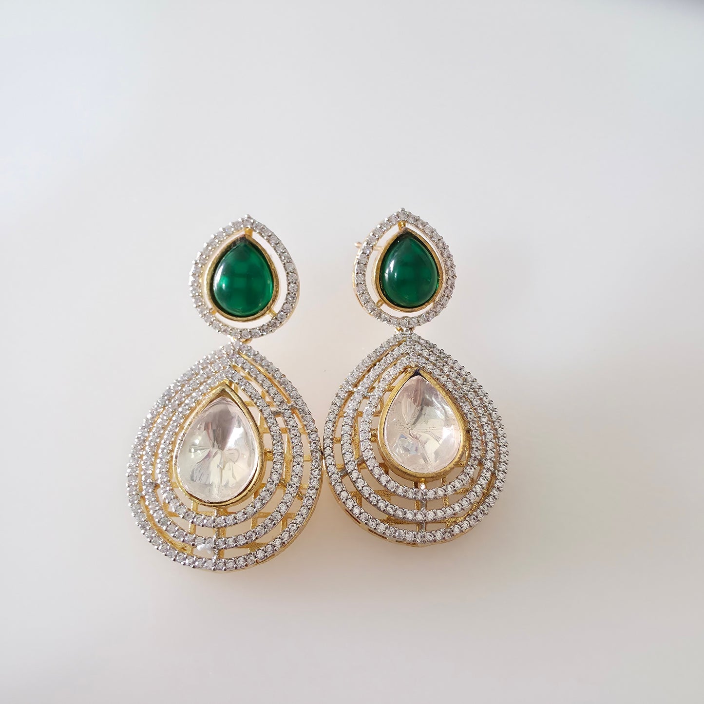 WHITE VICTORIAN AD DROP KUNDAN WITH GOLD PLATED STUD EARRING