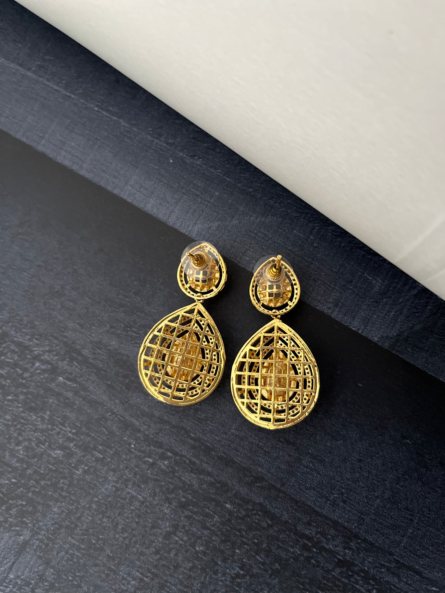 WHITE VICTORIAN AD DROP KUNDAN WITH GOLD PLATED STUD EARRING